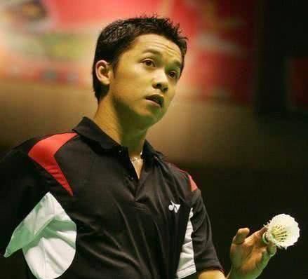 它反映了球 它反映了球